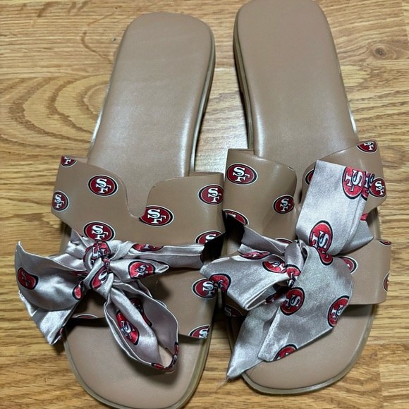 San Fransisco 49ers Tan Slide Sandals with Logo Bow size 10 - Picture 2 of 5